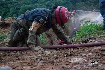 Fotografias mostram bombeiras durante os atendimentos alt